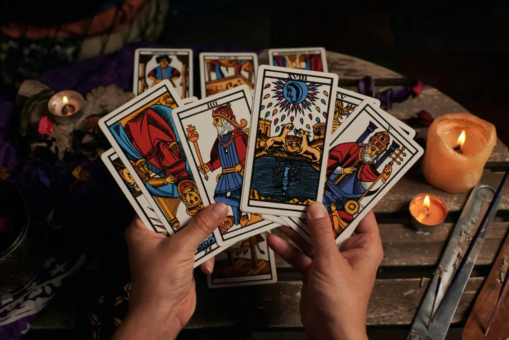 différences méthodes voyance tarot