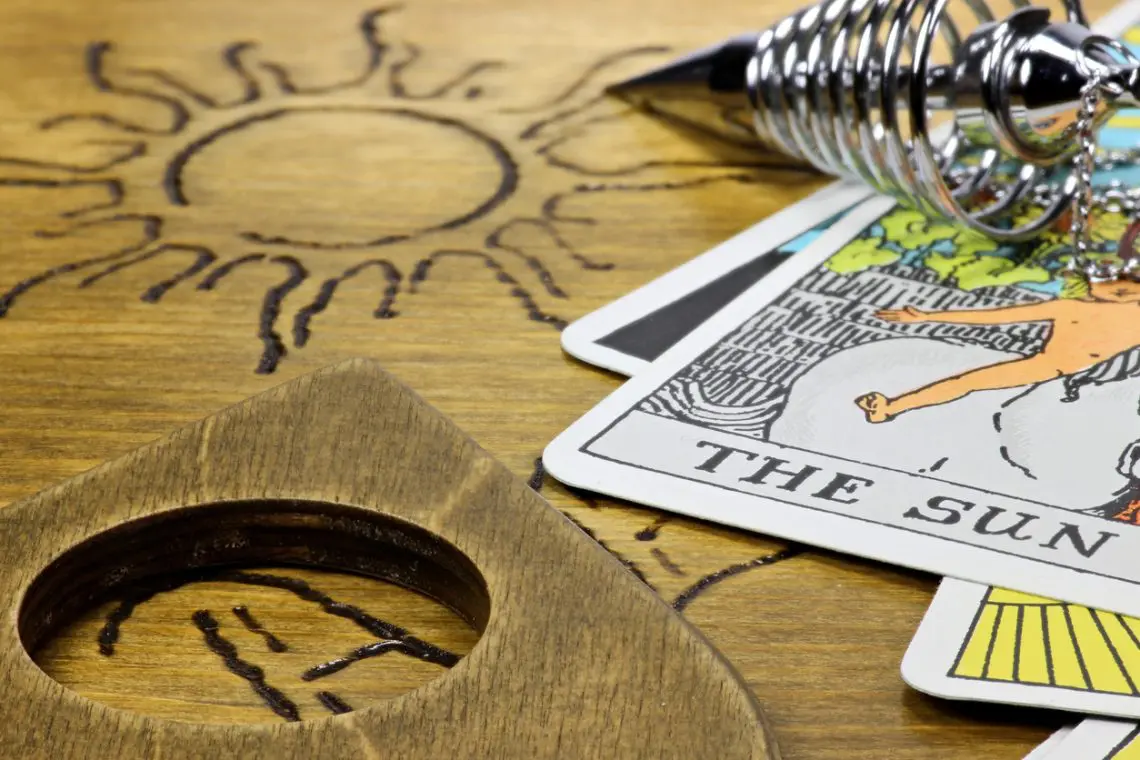 tarot-astrologie-medium-quelles-differences-en-voyance