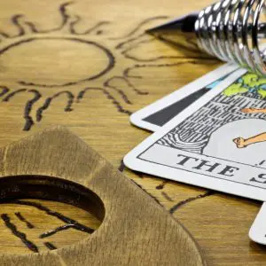 tarot-astrologie-medium-quelles-differences-en-voyance