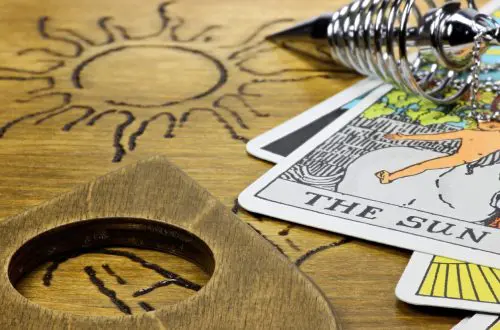 tarot-astrologie-medium-quelles-differences-en-voyance