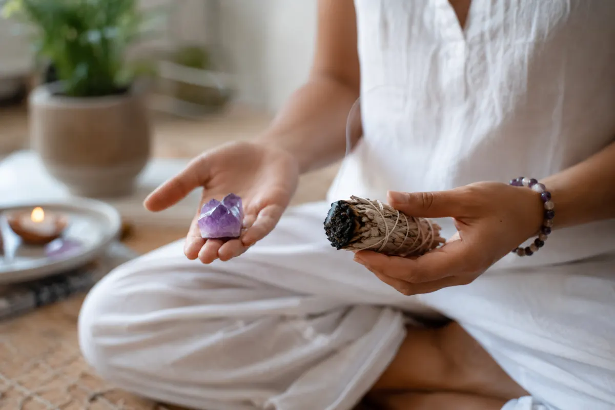 Nettoyer ses chakras soi-même : par où commencer vraiment Gros plan sur des mains ouvertes posées sur le ventre lors d'une séance de respiration consciente