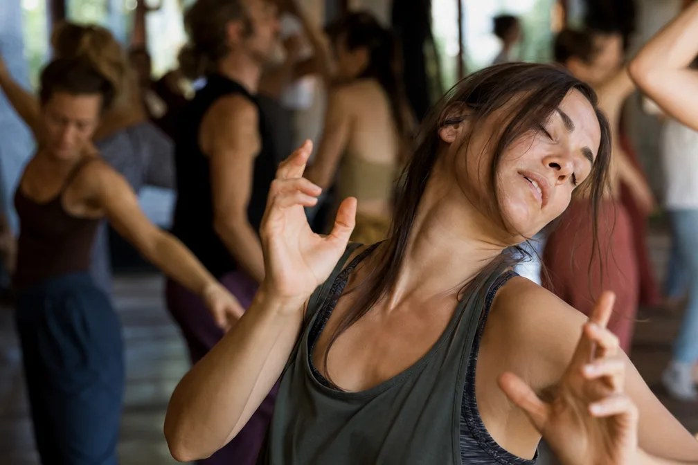 Comprendre la danse extatique et ce que c'est vraiment Gros plan sur les pieds nus d'une personne ancrée au sol pendant une séance de mouvement libre