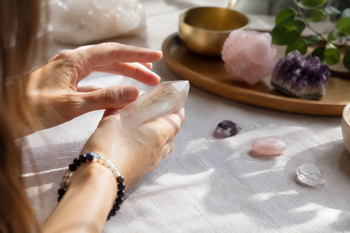 La lecture akashique pour mieux te comprendre et avancer Mains posées sur un carnet ouvert avec des notes manuscrites lors d'une séance de consultation spirituelle