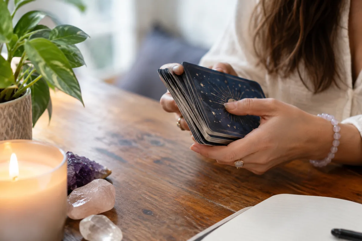 Comprendre le karma en amour pour transformer sa vie sentimentale Gros plan sur les mains entrelacées de deux personnes portant des bracelets en pierres naturelles