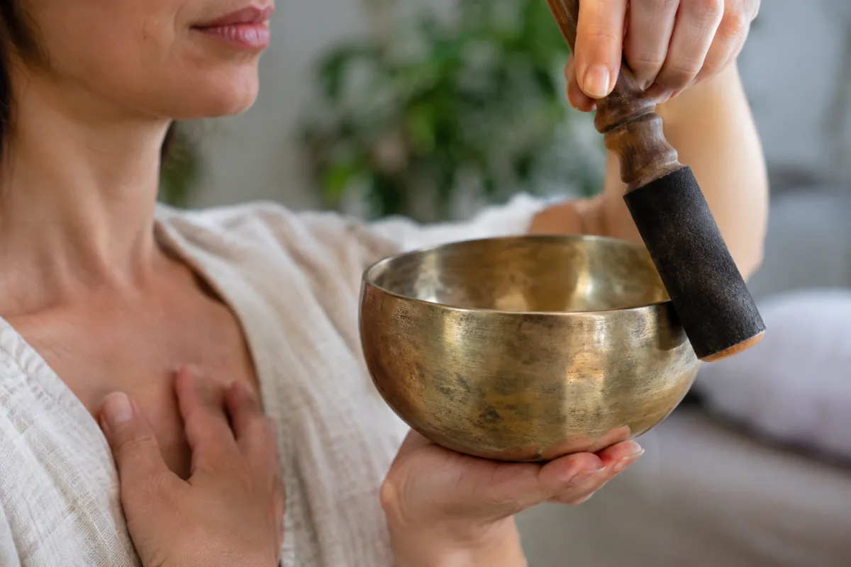 Gros plan sur des mains posées délicatement sur le thorax ressentant les vibrations cardiaques