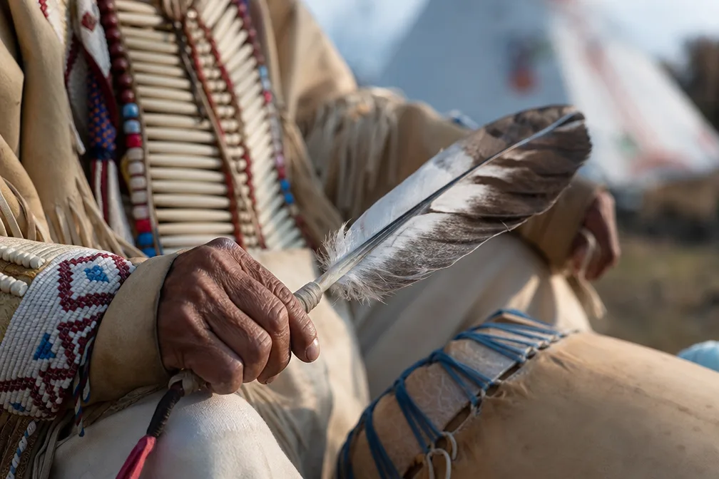 Les chefs indiens : leur véritable sagesse et leur vision du monde Un détail d'une coiffe de plumes tribale et de perles artisanales travaillées à la main