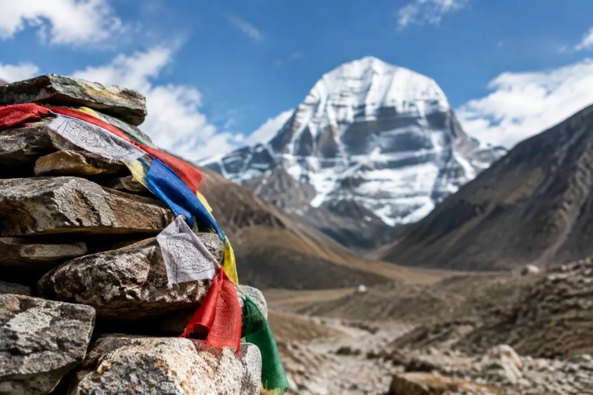 Mon voyage intérieur au mont Kailash : guide spirituel et pratique Gros plan sur un moulin à prières tibétain sculpté tenu par un pèlerin