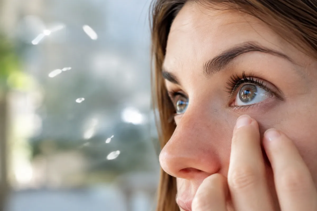 Quand les phosphènes dans l'œil questionnent ton corps et ton esprit Gros plan sur un œil ouvert observant une source de lumière douce et tamisée